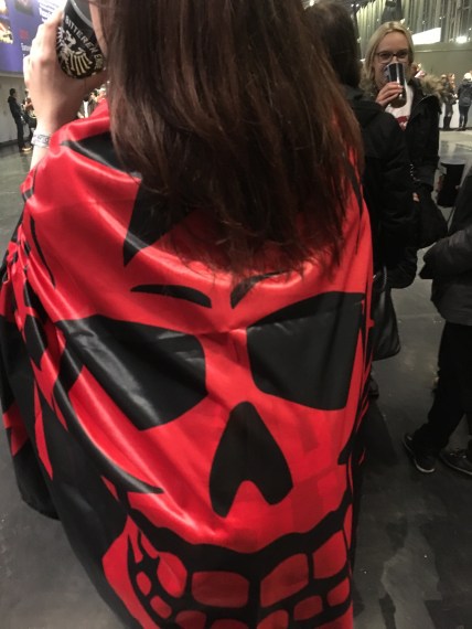 Clarissa mit Hosen Fahne